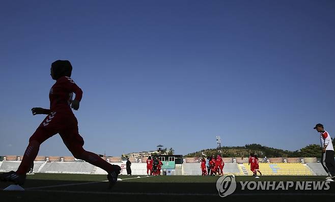 2014년 아프가니스탄 여자 축구 선수들의 훈련 모습.  [AP=연합뉴스]