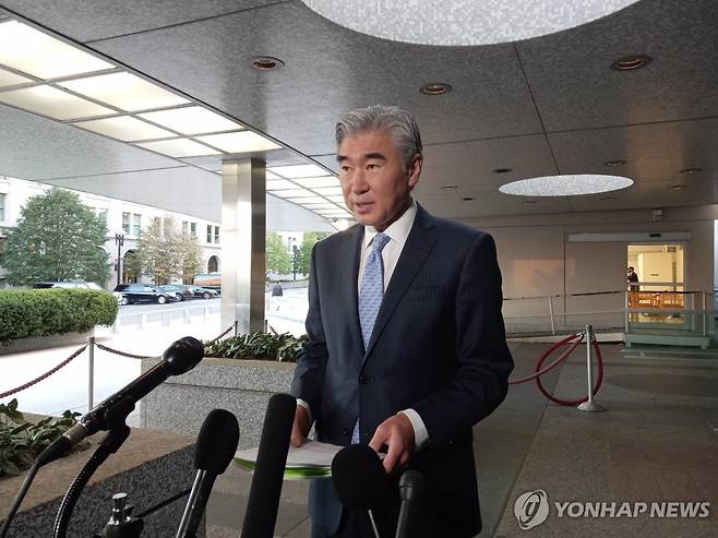 발언하는 성 김 미국 대북특별대표  (워싱턴=연합뉴스) 류지복 특파원 = 성 김 미국 국무부 대북특별대표가 18일(현지시간) 워싱턴DC 국무부 청사에서 노규덕 외교부 한반도평화교섭본부장과 한미 북핵수석대표 협의를 한 후 그 결과를 언론에 설명하고 있다. 2021.10.19. jbryoo@yna.co.kr