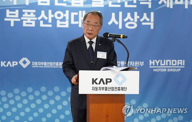 자동차부품재단, 부품산업 전략 세미나 등 개최 (서울=연합뉴스) 자동차부품산업진흥재단이 지난 21일 2021년 추계 자동차부품산업 발전전략 세미나 및 부품산업대상 시상식을 했다고 22일 밝혔다. 사진은 인사말 하는 오원석 이사장. 2021.10.22 
    [자동차부품산업진흥재단 제공. 재판매 및 DB 금지] photo@yna.co.kr