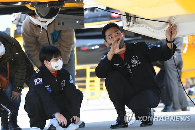 블랙이글스, ADEX 2021에 희소 소아암 투병 어린이 초청 (서울=연합뉴스) 공군 특수비행팀 블랙이글스가 22일 '서울ADEX 2021'이 진행 중인 경기도 성남 서울공항에서 희소 소아암으로 투병 중인 최윤수 군을 위한 특별 이벤트를 마련했다. 사진은 블랙이글스 조종사 길두현 대위로부터 항공기(T-50B)에 대한 설명을 듣는 최윤수 군. 2021.10.22 
    [공군 제공. 재판매 및 DB 금지] photo@yna.co.kr