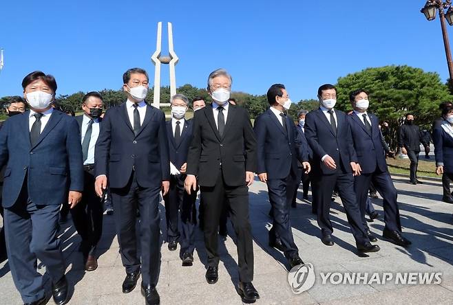 이재명의 광주 행보 (광주=연합뉴스) 박철홍 기자 = 이재명(경기도지사) 더불어민주당 대선후보가 22일 오전 광주 국립 5·18 민주묘지를 참배하고 나오고 있다. 2021.10.22 pch80@yna.co.kr