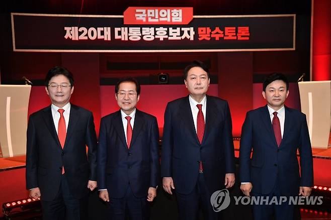 포즈 취하는 국민의힘 대선 경선 후보들 (서울=연합뉴스) 하사헌 기자 = 국민의힘 유승민(왼쪽부터), 홍준표, 윤석열, 원희룡 대선 경선 후보가 22일 오후 서울 마포구  YTN뉴스퀘어에서 열린 국민의힘 대선 경선 제6차 토론회 2차 맞수토론에 앞서 포즈를 취하고 있다. 2021.10.22 toadboy@yna.co.kr