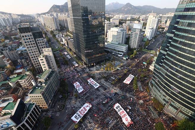 10·20 민주노총 총파업에 참가한 조합원들이 20일 서울 서대문역 사거리에서 ‘5인 미만 사업장 차별 철폐·비정규직 철폐, 모든 노동자의 노조활동 권리 쟁취’ 등을 주장하며 대형 현수막을 펼치며 퍼포먼스를 벌이고 있다.(사진=이영훈 기자)