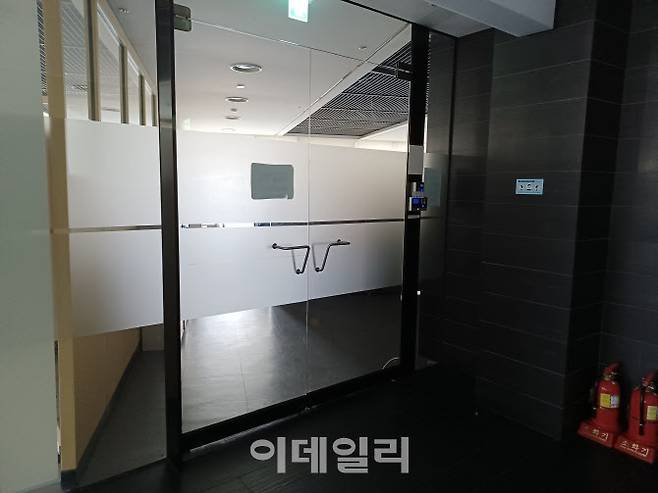 지난 18일 사무실에서 생수병에 담긴 물을 마시고 쓰러진 직원이 근무하는 서울 서초구 양재동의 사무실의 모습이다. 21일 방문한 사무실은 불이 꺼져 있다. (사진=김대연 기자)