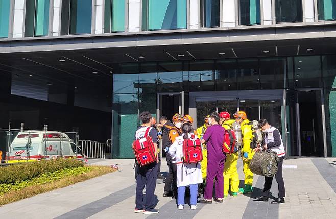 23일 오전 서울 금천구 가산동의 가산메트로지식산업센터 신축 공사 현장 지하 3층에서 화재진압에 쓰이는 약품인 소화 약제가 누출되는 사고가 발생했다. (사진=연합뉴스)