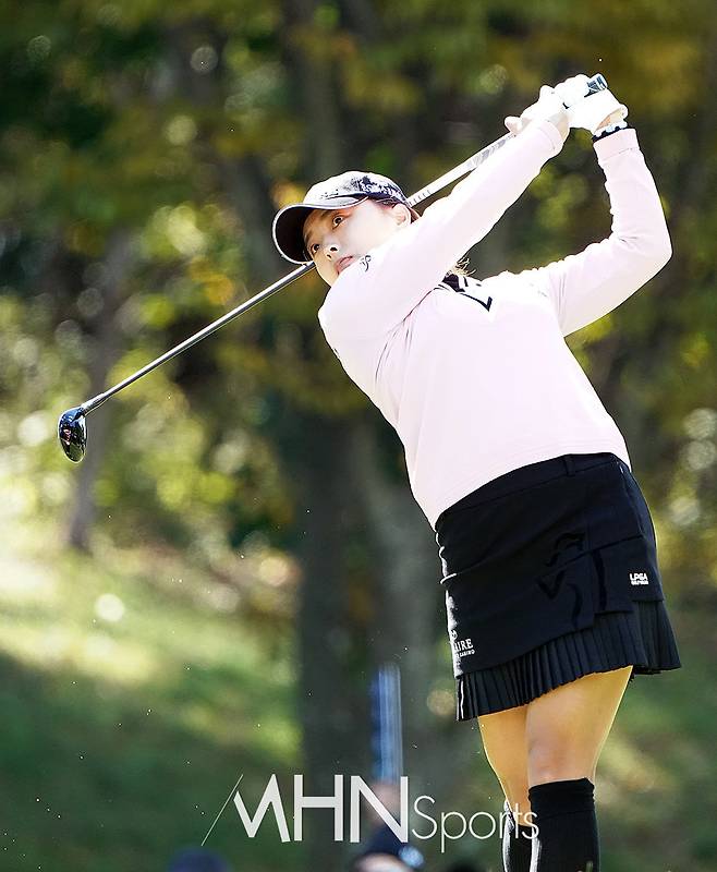 세계 랭킹 2위 고진영은 3라운드에서 버디 5개로 5타를 줄이고 이틀 연속 보기 없는 경기를 펼치며 14언더파 202타로 안나린과 공동 2위를 달리고 있다. (MHN스포츠 부산, 손석규 기자)