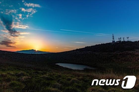 제주 금악오름 일출. © News1