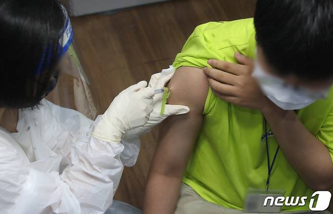 부산 부산진구 부산시민공원 시민사랑채에 마련된 부산진구 백신접종센터에서 고3 학생들이 코로나19 백신 접종을 하고 있다. 2021.7.19/뉴스1 © News1 여주연 기자