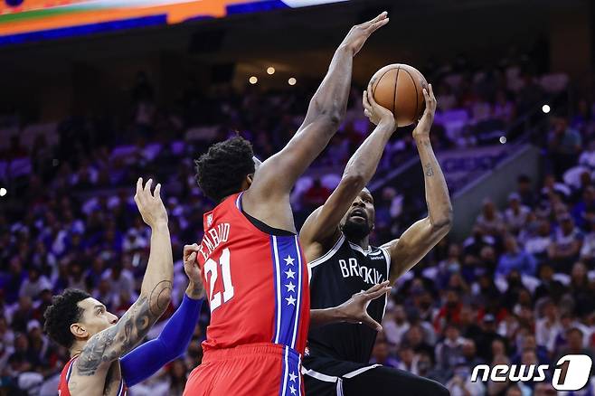 브루클린 네츠 케빈 듀란트(오른쪽)가 필라델피아를 상대로 트리플더블을 달성했다.© AFP=뉴스1
