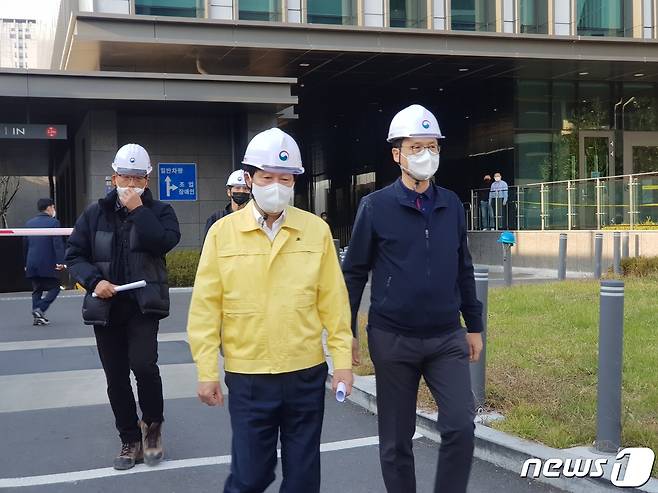 안경덕 고용노동부 장관이 23일 금천구 가산동 가스 유출 사고 현장을 찾아 "책임자를 엄중 조치하고 재발 방지 대책을 마련하겠다"고 밝혔다. © 뉴스1(이정후 기자)