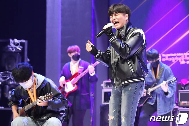 23일 오후 경북 안동시 경북도청 동락관에서 열린 '2021 청춘대학가요제' 본선에 출전해 대상을 차지한 참가번호 1번 동서울대학교 왕김말이 밴드(왕태현 외 6명)가 앙코르 공연으로 참가곡 '다시'를 열창하고 있다. 2021.10.23/뉴스1 © News1 공정식 기자