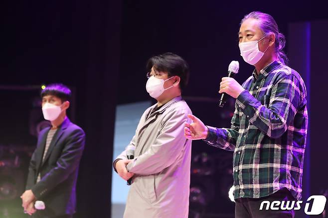 23일 오후 경북 안동시 경북도청 동락관에서 열린 '2021 청춘대학가요제' 본선 심사위원장을 맡은 헤비메탈 그룹 백두산 출신의 기타리스트 겸 가수 김도균이 심사 결과를 발표하고 있다. 2021.10.23/뉴스1 © News1 공정식 기자