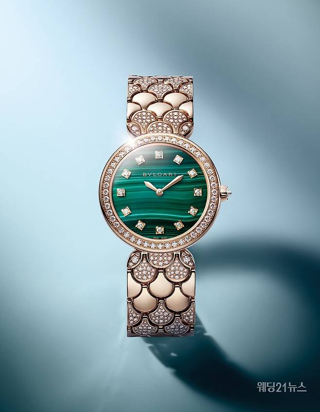 말라카이트 및 라피스 라줄리로 다이얼에 화려함을 더한 디바스 드림 워치