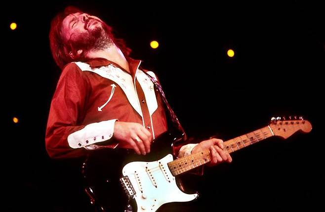 1960년대 혜성처럼 등장한 에릭 클랩턴은 '기타의 신'으로 추앙받는다. 전기 기타 역사에서 클랩턴만큼 후대에 미친 영향력이 거대한 존재는 찾아보기 어렵다./조선일보DB