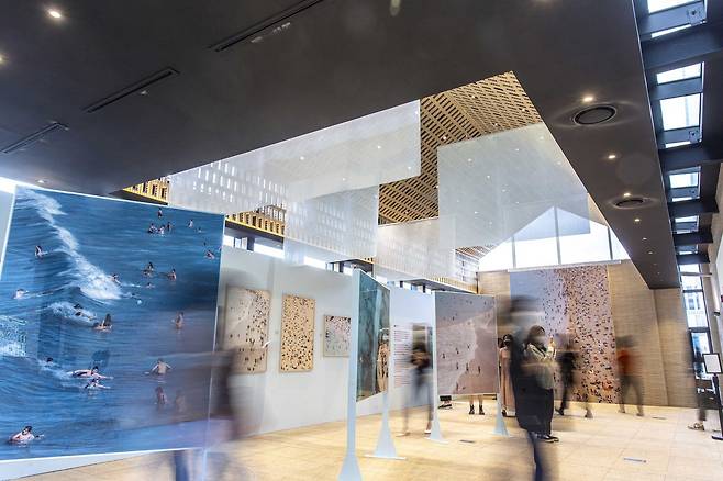 인기 전시인 ‘요시고 사진전’이 열리고 있는 그라운드시소 서촌. 2030세대에겐 '서촌 MZ 코스' 중 하나로 꼽힌다. / 이신영 영상미디어 기자