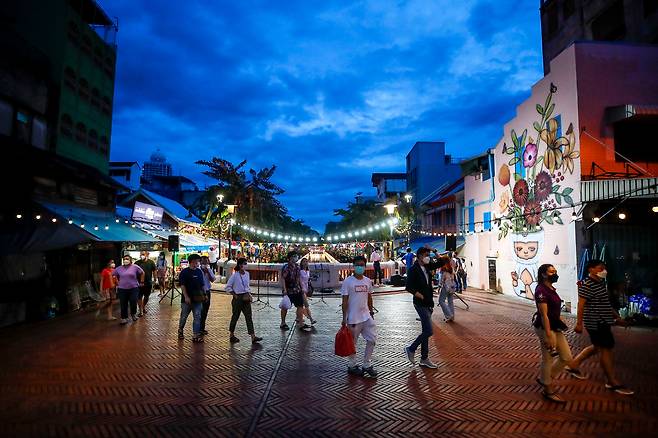 16일(현지 시각) 태국 방콕의 밤거리를 걷는 사람들. /EPA 연합뉴스