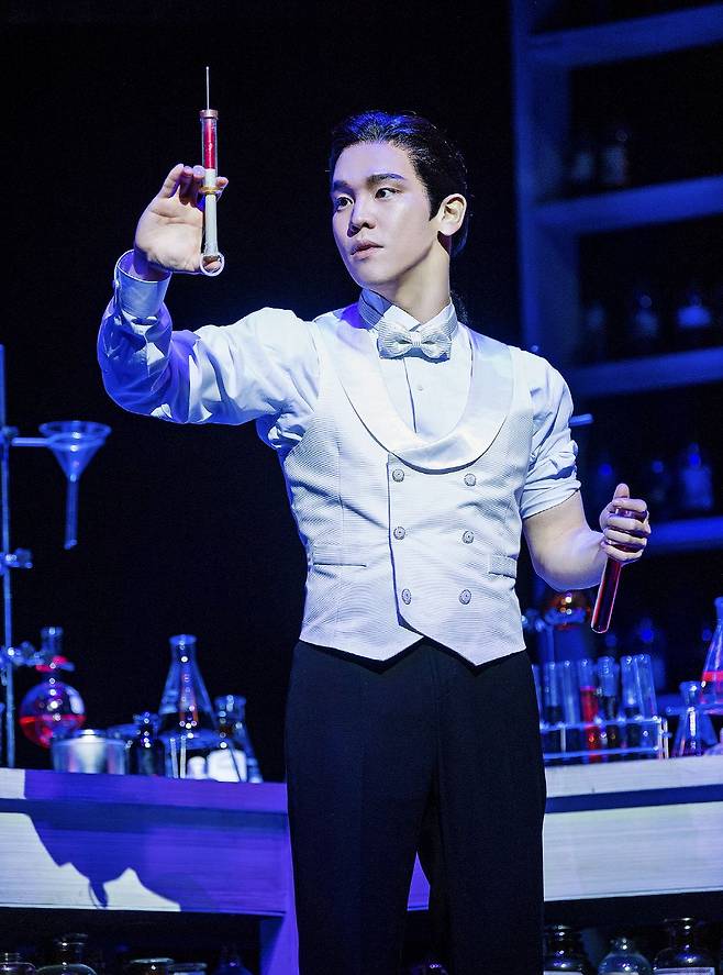 뮤지컬 '지킬 앤 하이드'에서 지킬(홍광호)이 자기 팔에 주사를 놓는 장면. 주사기 안에는 사실 아무것도 들어 있지 않다. /오디컴퍼니