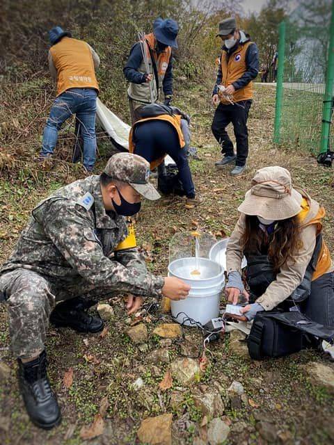 유엔사 관계자들이 비무장지대에서 평화지대 구상 프로젝트와 관련해 현장조사하는 모습.  /유엔사 제공