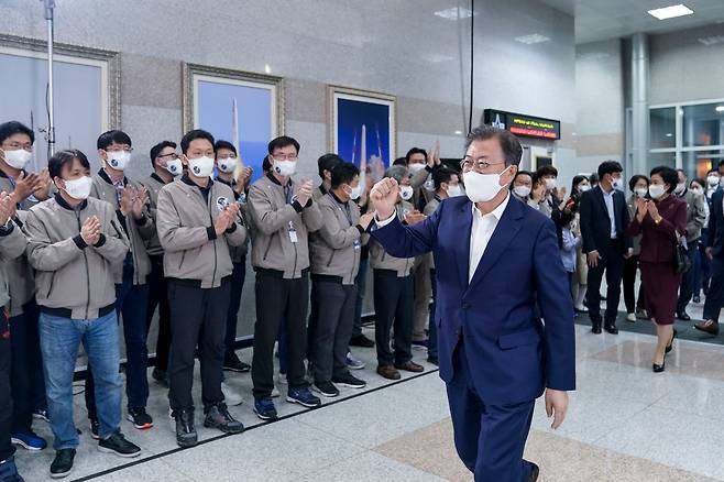 문재인 대통령이 21일 오후 한국형 발사체 '누리호(KSLV-2)'의 발사 참관을 마치고 전남 고흥 나로우주센터 발사통제동에서 대국민 메시지를 발표하기 위해 입장하고 있다. /뉴시스