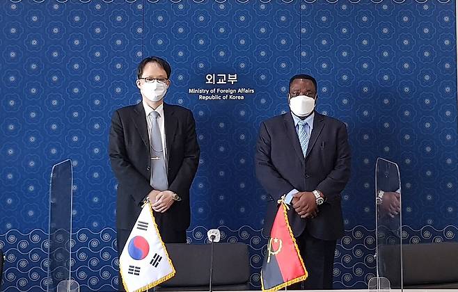 외교부 김장현 아프리카중동 국장이 지난 22일 서울 도렴동 외교부 본부에서 앙골라 외교부의 끌레멘뜨 뻬드루 프란씨스쿠 까멩야(Clemente Pedro Francisco Camenha) 아시아·태평양 국장과 제3차 한·앙골라 정책협의회를 하기 전 기념촬영하는 모습. /외교부 제공