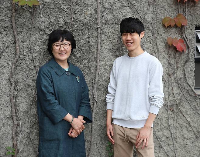‘60+기후행동’ 준비모임을 기획한 윤정숙 녹색연합 상임대표(오른쪽)와 청년기후긴급행동을 이끄는 오지혁 공동대표. 강창광 선임기자 chang@hani.co.kr