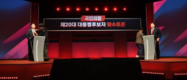 국민의힘 유승민, 윤석열 대선 예비후보가 22일 오후 서울 마포구 상암동 YTN에서 대선 경선 6차 토론회를 앞두고 리허설을 하고 있다. 국회사진기자단 뉴스1