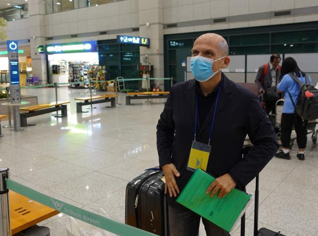 22일 오후 인천국제공항에 도착한 세계적인 지휘자 얍 판 츠베덴이 KBS교향악단의 공연 담당자를 만나 환하게 웃으며 인사하고 있다. 그는 29일 서울 예술의전당에서 KBS교향악단의 정기연주회를 지휘할 예정이다. 인천=장재진 기자
