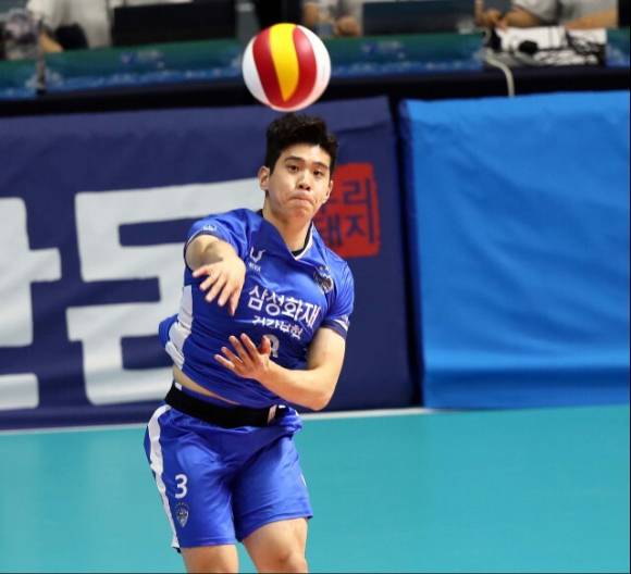 삼성화재 세터 황승빈이 지난 8월 열린 KOVO컵 대회 도중 서브를 넣고 있다. [사진=발리볼코리아닷컴]