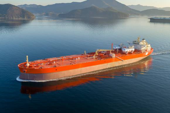 삼성중공업이 건조한 액화천연가스(LNG) 연료추진 원유운반선. [사진=삼성중공업]