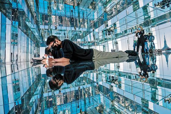 유리와 거울로 둘러싸인 환상 전망대