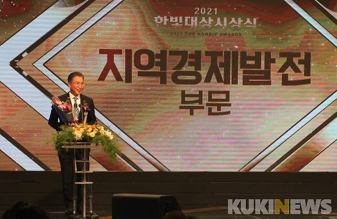 ▲22일 '2021 한빛대상시상식'에서 지역경제발전부문 수상자 김병순 나노하이테크 대표가 수상소감을 발표하고 있다. 사진=명정삼 기자.