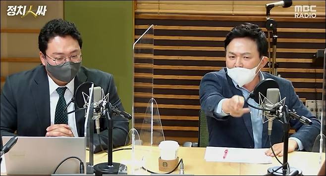 ▲ 23일 오전 생방송 MBC 라디오 '정치인싸'에 출연한 국민의힘 대선주자 원희룡 전 제주도지사와 전 이재명캠프 대변인 현근택 변호사가 원 전 지사 아내의 '이재명은 소시오패스' 발언에 격하게 맞붙었다. 생방송 중 언성을 높이며 격하게 싸우다가 제작진 요청에 자리를 뜨는 등 예상하지 못한 방송사고가 빚어졌다. 사진=MBC 정치인싸 유튜브