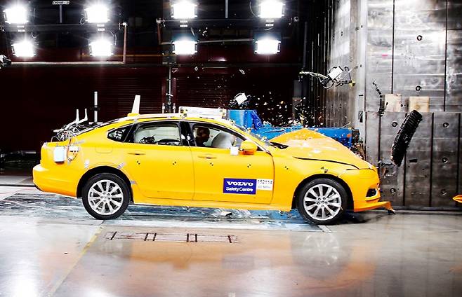 볼보 세이프티 센터 충돌 테스트 실험 [사진제공=볼보]