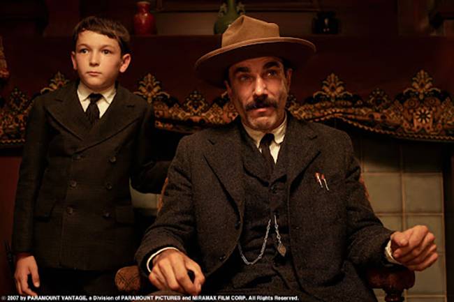 "이것은 가족사업입니다." 다니엘 플레인뷰가 아들 HW 플레인뷰와 함께 사업을 설명하고 있다.<사진 제공=미라맥스>