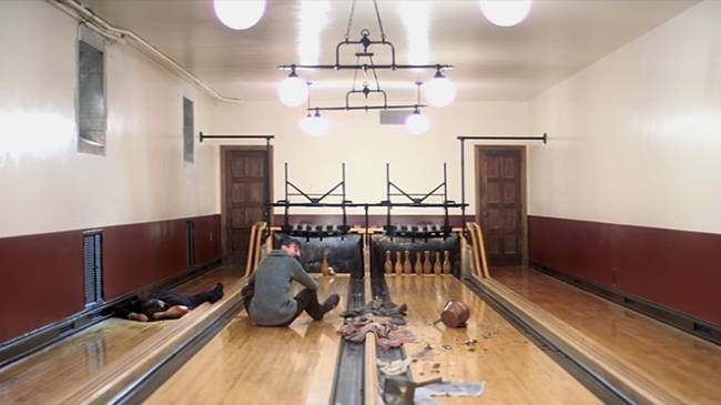 궁궐 같이 넓은 그의 집엔 이제 볼링장도 있다. 그러나 다니엘의 내면은 그 어느 때보다 황폐하다.<사진 제공=미라맥스>