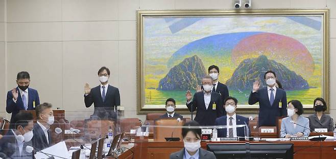 김범수 카카오 의장이 5일 서울 여의도 국회에서 열린 정무위원회의 공정거래위원회 등에 대한 국정감사에서 증인 선서를 하고 있다. /사진=뉴시스(공동취재사진)