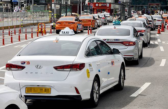 최근 중형 세단을 ‘성공의 상징’으로 여기는 이는 많지 않다. 사진은 서울시내 쏘나타 택시 /사진=뉴스1 DB