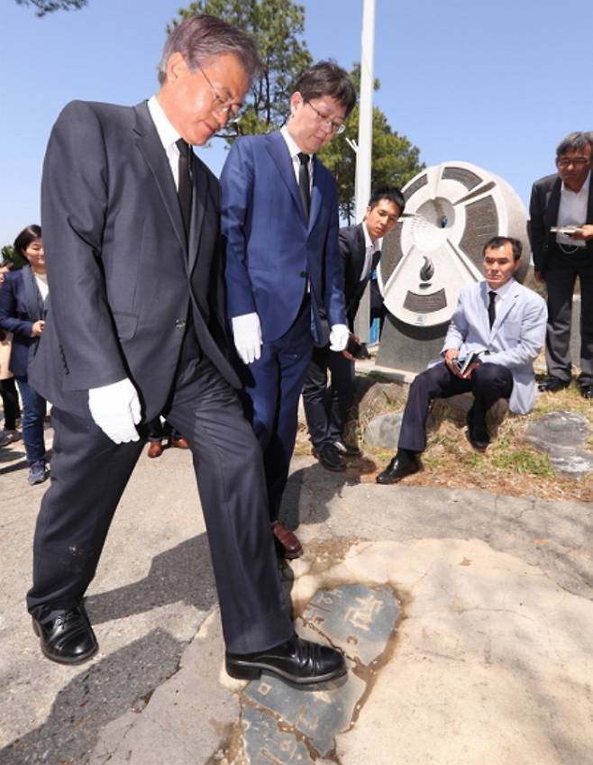 문재인 대통령이 지난 2016년 당시 더불어민주당 당대표 신분으로 망월 묘역을 방문하면서 전두환 비석을 밟고 지나가고 있다. [사진=연합]