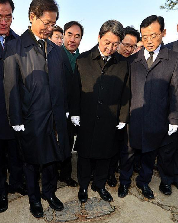 2016년 2월 안철수 당시 국민의당 공동대표가 전두환 비석에 소극적으로 발을 올려두고 있다. [사진=연합]