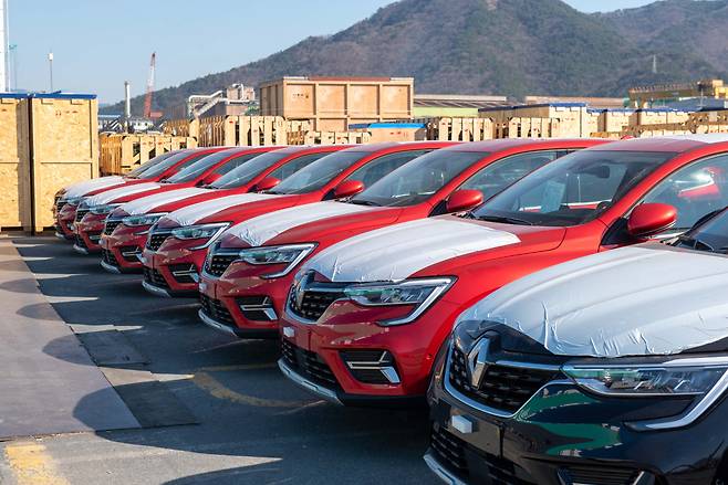 르노삼성차 ‘XM3’ 유럽수출 차량 선적 모습. [르노삼성차 제공]