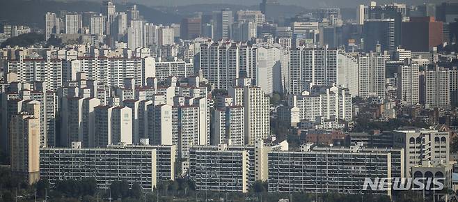 [서울=뉴시스] 정병혁 기자 = 20일 오전 서울 도심의 아파트의 모습. 2021.10.20. jhope@newsis.com