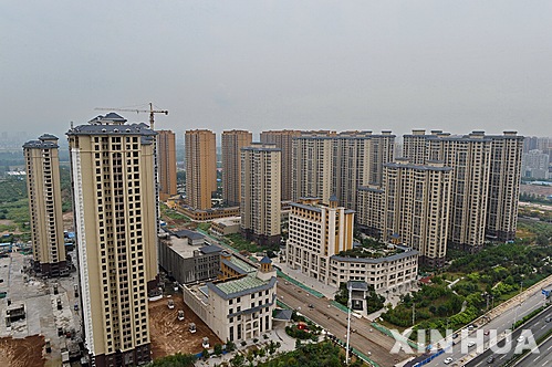 【창춘=신화/뉴시스】중국 국가통계국은 19일 8월 신축주택 가격이 상승한 도시가 64곳으로 전월보다 13곳이나 크게 늘어난 것으로 나타났다고 발표했다. 사진은 허베이성 스자좡 시의 고층 아파트들.2016.09.19