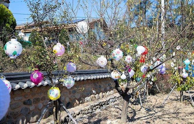 [증평=뉴시스] 강신욱 기자 = 23일 충북 증평군 증평읍 남하리 증평민속체험박물관에서 열린 1회 북치고 장구치는 둔덕제 행사장에 DIY 등불이 전시돼 있다. (사진=증평군 제공) 2021.10.23. photo@newsis.com *재판매 및 DB 금지