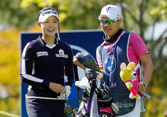 [부산=뉴시스]임희정이 23일 부산 기장에 위치한 LPGA 인터내셔널 부산에서 열린 BMW Ladies Championship 3R 5번홀에서 웃고 있다. (제공=BMW코리아) 2021.10.23. *재판매 및 DB 금지