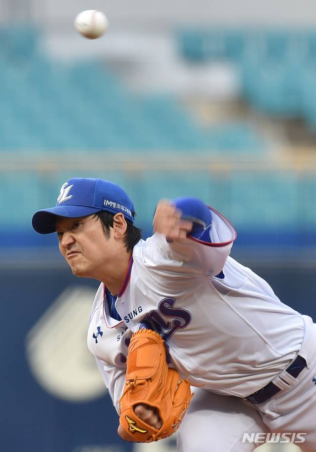 [대구=뉴시스]이무열 기자 = 8일 오후 대구 수성구 삼성라이온즈파크에서 열린 ‘2021 신한은행 SOL KBO리그’ 삼성 라이온즈와 KIA 타이거즈의 경기, 1회초 삼성 선발투수 백정현이 역투하고 있다. 2021.06.08. lmy@newsis.com