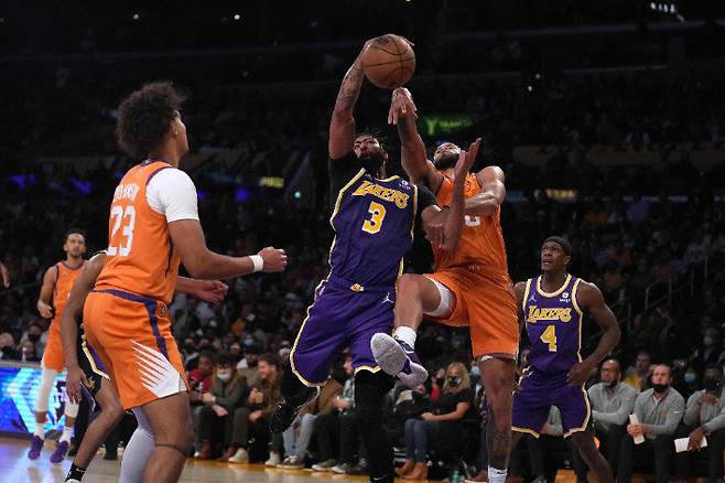 LA 레이커스와 피닉스 선즈의 경기 장면. 연합뉴스
