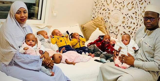 지난 5월 모로코에서 태어난 세계 최초 아홉 쌍둥이와 부모의 모습