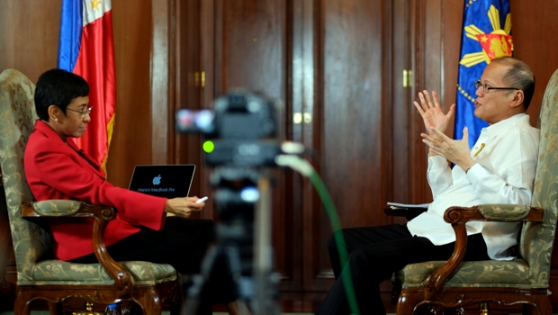 마리아 레사가 2016년 필리핀 말라카낭 궁전에서 베니그노 아키노 3세 전 필리핀 대통령을 인터뷰하고 있는 모습. 위키피디아 캡쳐