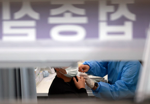 23일 오전 서울 관악구민종합체육센터에 마련된 신종 코로나바이러스 감염증(코로나19) 백신 접종센터를 찾은 시민이 백신 접종을 받고 있다. 2021.10.23 연합뉴스