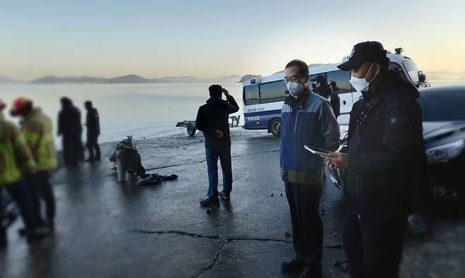 실종자 수색현장 지휘 중인 태안해경 [태안해경. 재판매 및 DB 금지]